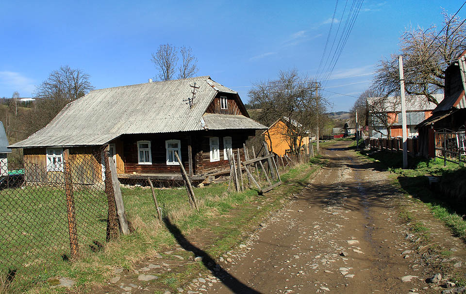 Jedna z posledních roubenek ve vesničce Тюжка.