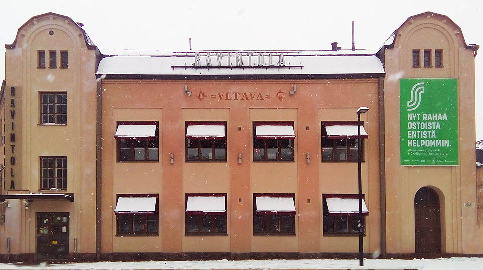 Českých stop je nicméně v Helsinkách mnohem víc. Třeba restaurace Vltava v samotném centru města (a pořád sněží).