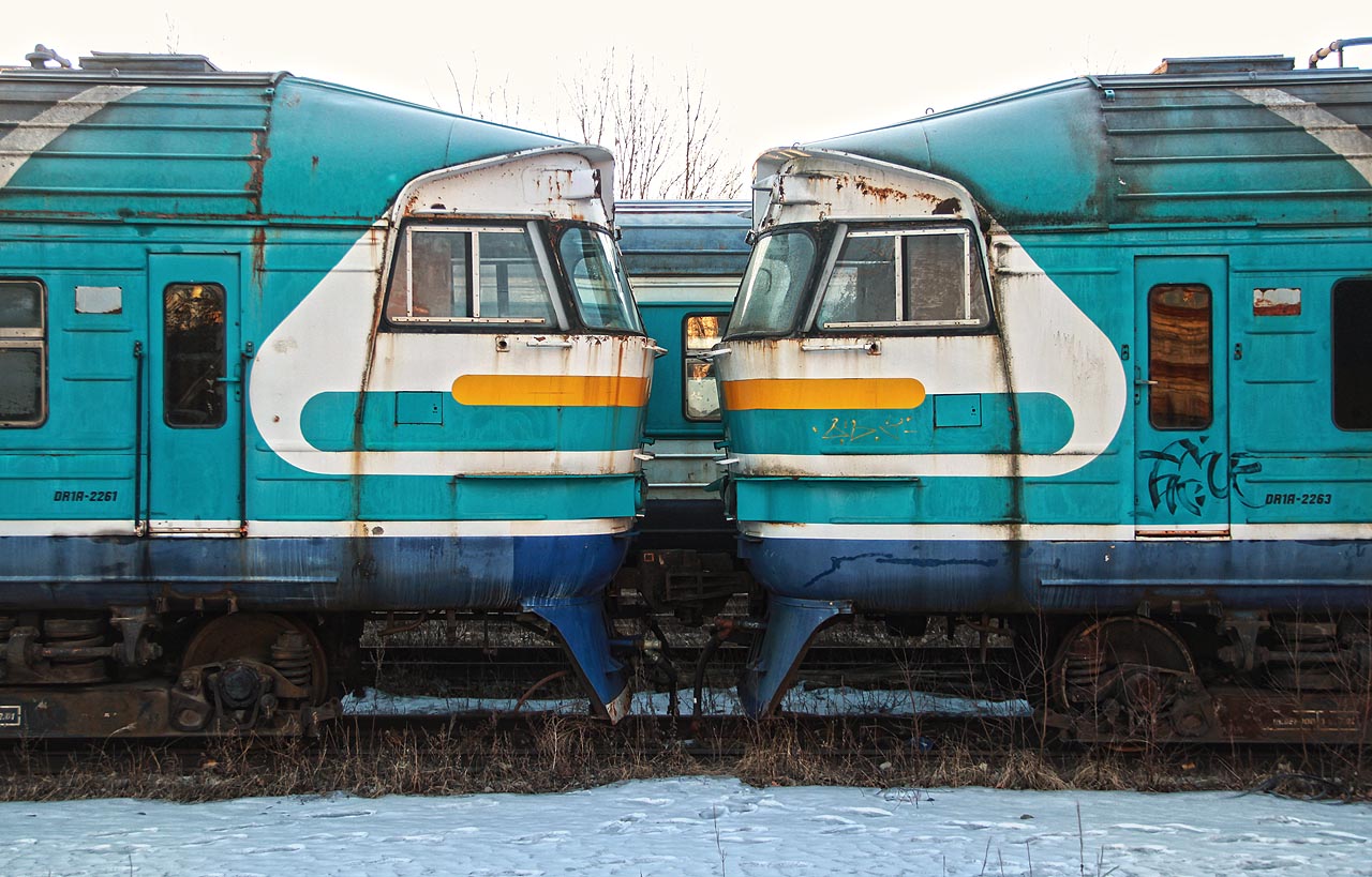 Romantický ranní polibek. Dva z proslulých sovětských motorových pantografů řady DR1 (konkrétně DR1A 2261 a 2263) se k sobě choulí ve stanici Tallinn-Väike a čekají na sešrotování poté, co je Estonské dráhy v roce 2014 vyřadily a nahradily modernějšími a neméně proslulými jednotkami Stadler Flirt (několik kusů bylo odprodáno také do Kazachstánu, kde jezdí dodnes).
