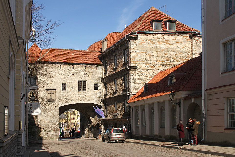 Pobřežní brána, zvaná estonsky Suure Rannavärava eesvärav, patří k nejhezčím branám v Tallinnu.