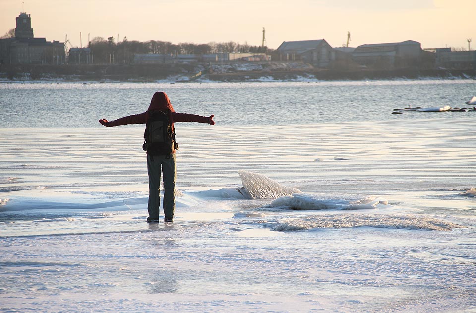 Drobek zkouší, kam až se dá po zamrzlé mořské hladině dojít, než se i s batohem propadne na dno Tallinnského zálivu.