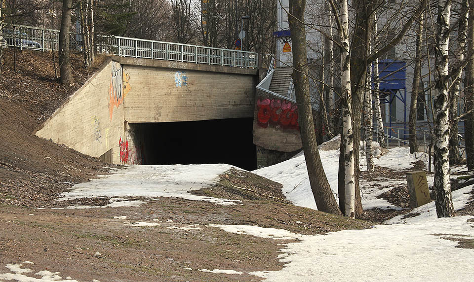 Finové při přestavbě severní části Helsinek ústí tunelu dobře zamaskovali tím, že jej prakticky zasypali. Asi kilometr dlouhá podzemní trasa vede pod kopcem Resiina neboli Drezína.