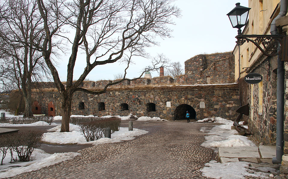 Nejstarší opevnění z 18. století má kamenné hradby se zajímavými kasematy, volně přístupnými turistům.