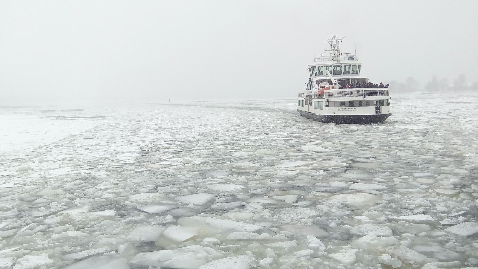 Městský přívoz si probíjí cestu ledem k přístavu. Je duben - v zimě se tu zřejmě bez ledoborců neobejdou. Snad, že by pokládali tramvajové koleje na led jako v nedalekém Petrohradu.