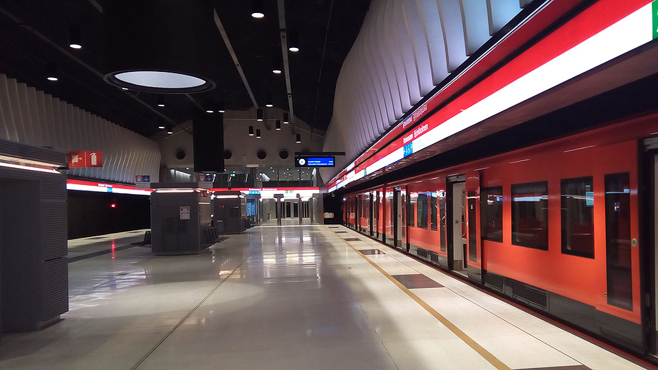 V Helsinkách je zatím v provozu jediná linka metra, v teple a pod zemí není náchylná k vrtochům severského počasí.