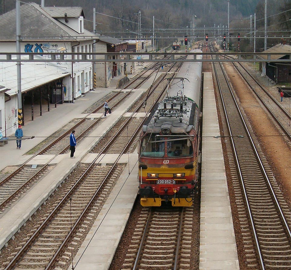 V roce 2005 běžně tahaly osobní vlaky na trati č. 260 laminátky řady 230 v původním žlutočerveném nátěru.