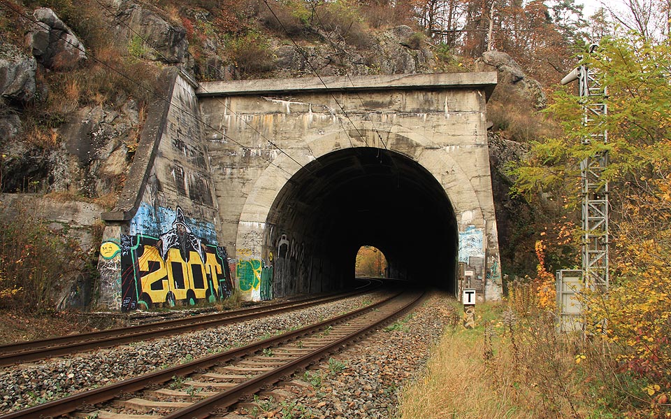 Jižní (brněnský) portál Blanenského tunelu č. 10 s nezbytným traťovým telefonem instalovaným během rekonstrukce v letech 1996–1999.