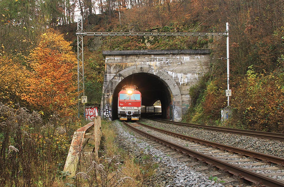 Vlak EC276 Slovan vedený lokomotivou 350 018-8 Železničné spoločnosti Slovensko opouští severní (třebovský) portál Blanenského tunelu č. 10 a míří do stanice <a href=/Tema/Blansko%20(%C5%BEst)>Blansko</a>.