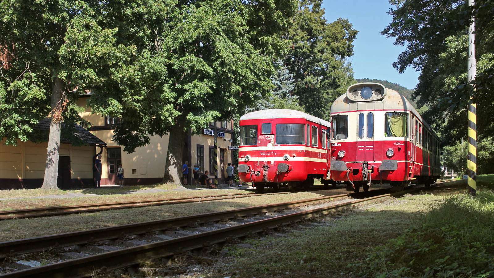 Objíždění jediného vlečného vozu (Balm) motorovým vozem 850 013-4 alias (M286.0013 dle inženýra Kryšpína) ve stanici Brezová pod Bradlom při historické jízdě zážitkového vlaku Štefánik 12. srpna 2023.