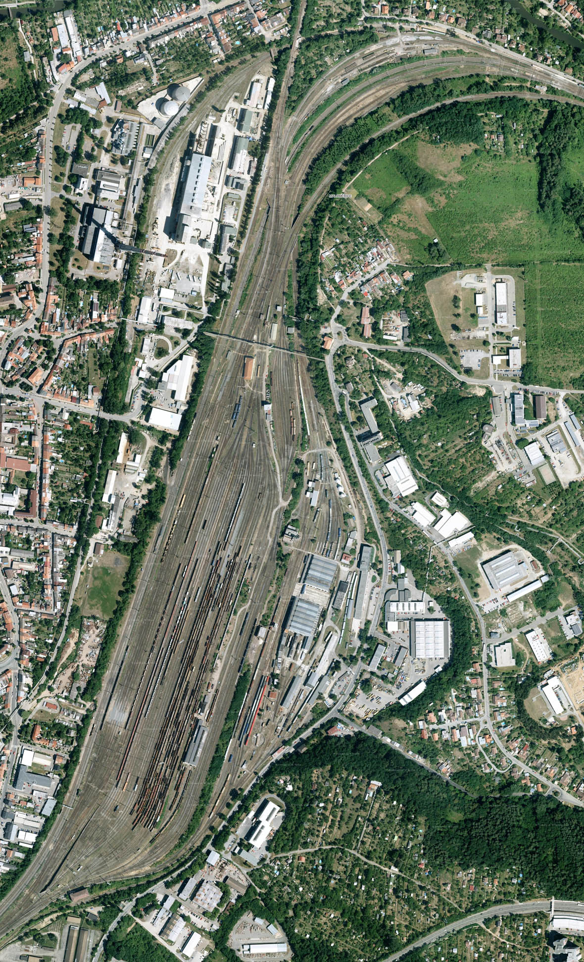 Stanice Brno-Maloměřice na leteckém snímku z roku 2016.