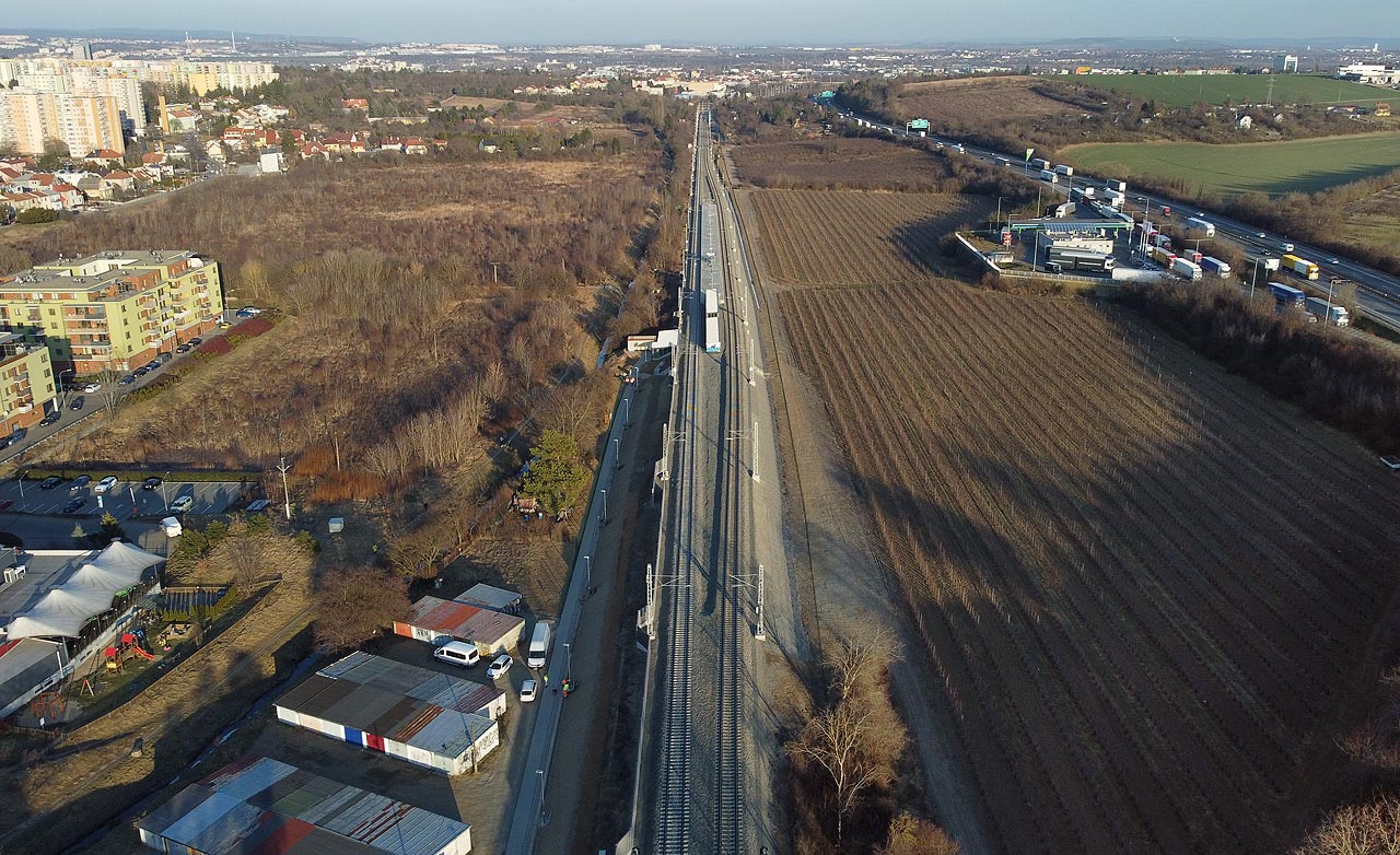Západo-východní pohled na železniční zastávku Brno-Starý Lískovec.