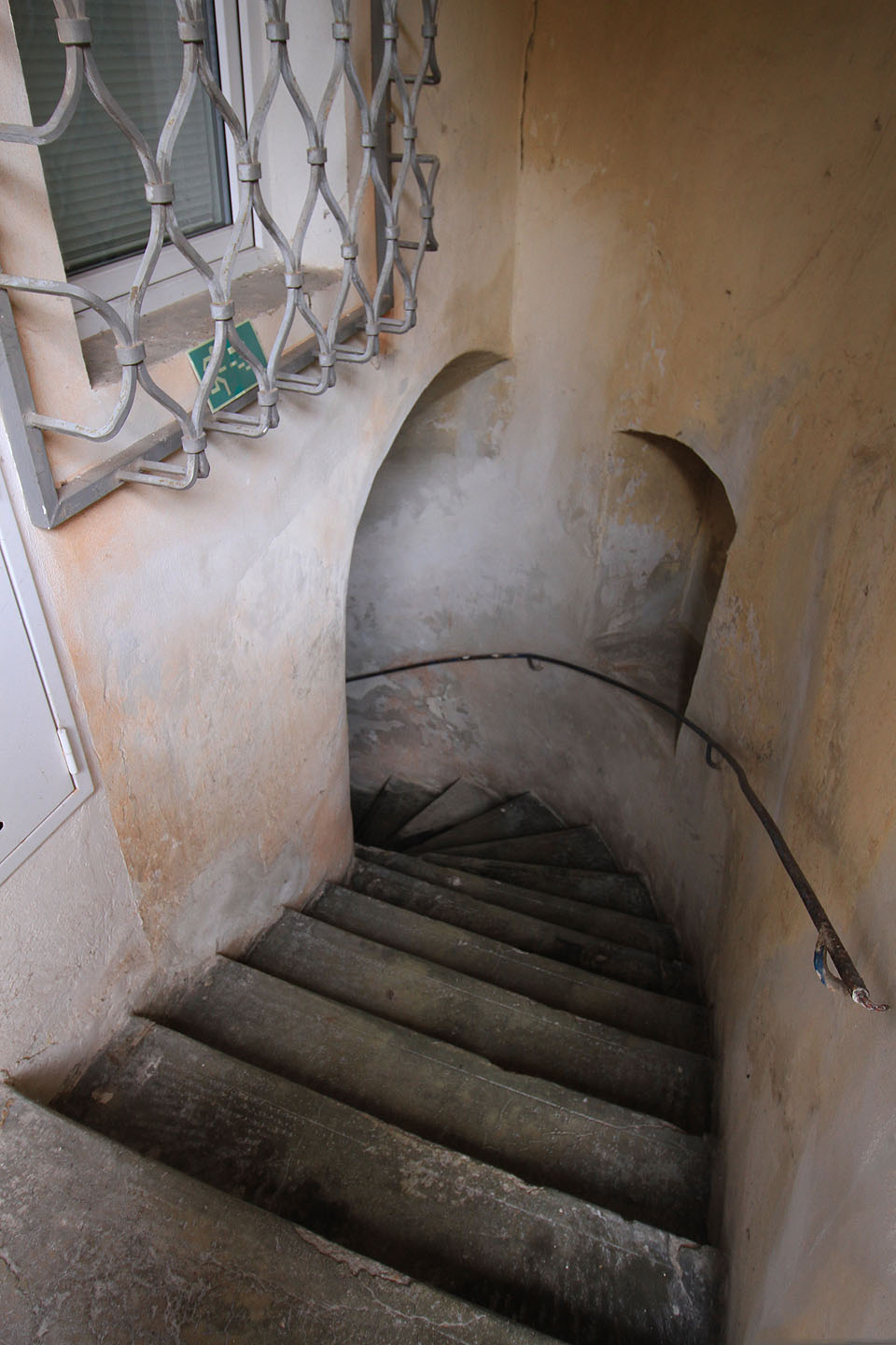 Kdo ví, zda byla v nice na schodišti svatá soška nebo jen lampa. po desetiletí už zůstává prázdný.