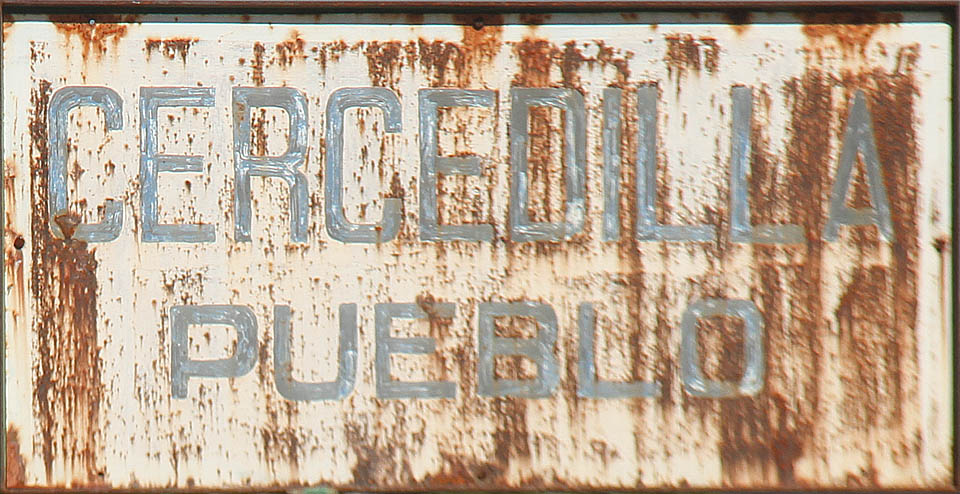 Strší označník zastávky Cercedilla Pueblo pravděpodobně pochází ještě z doby zřízení zastávky v roce 1958.