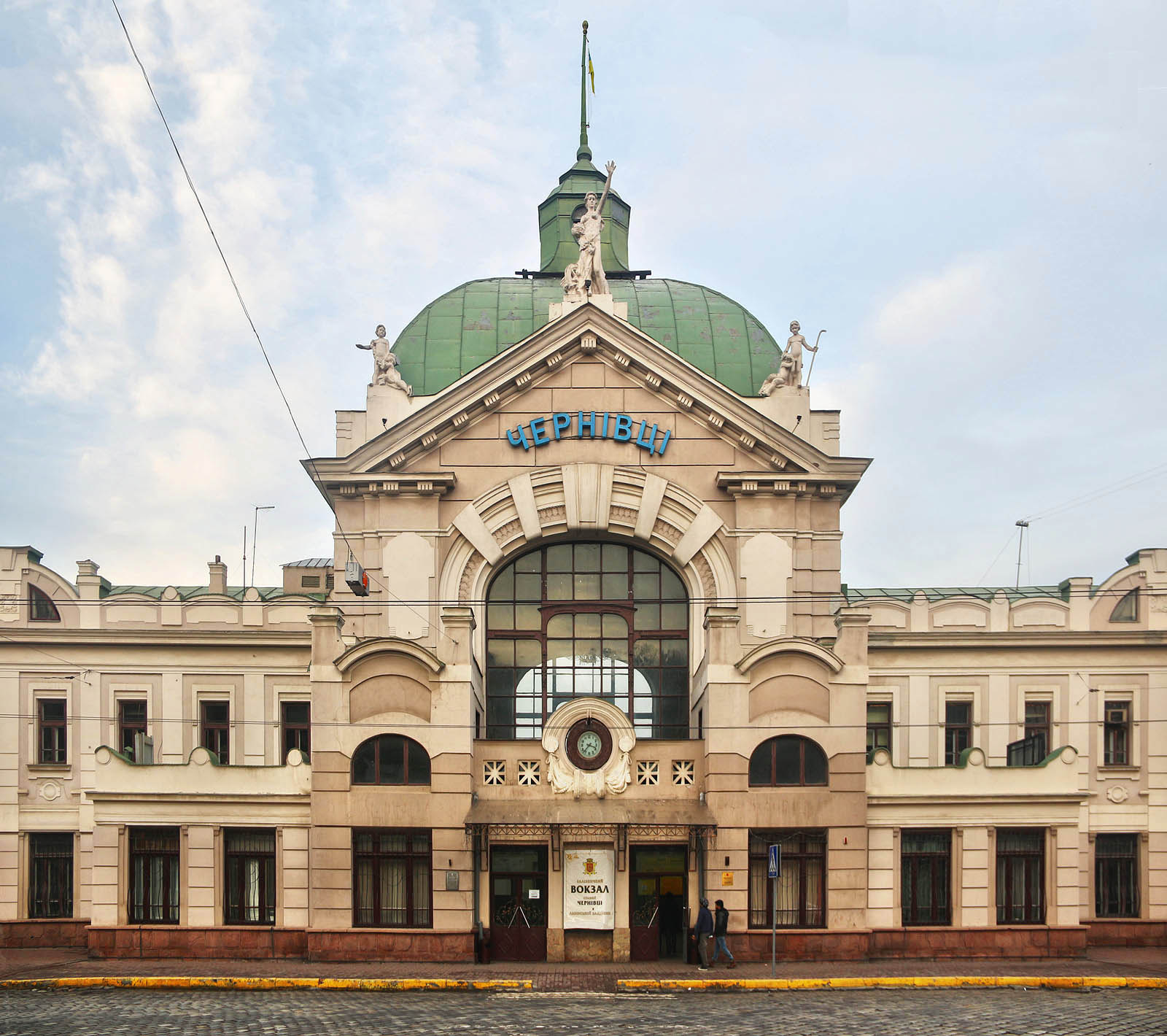 Staniční budova z let 1906–1909 v Černovicích odráží nejlepší tradice secesní rakouské architektury, v podobě stavby však lze zahlédnout i mírné východní vlivy.