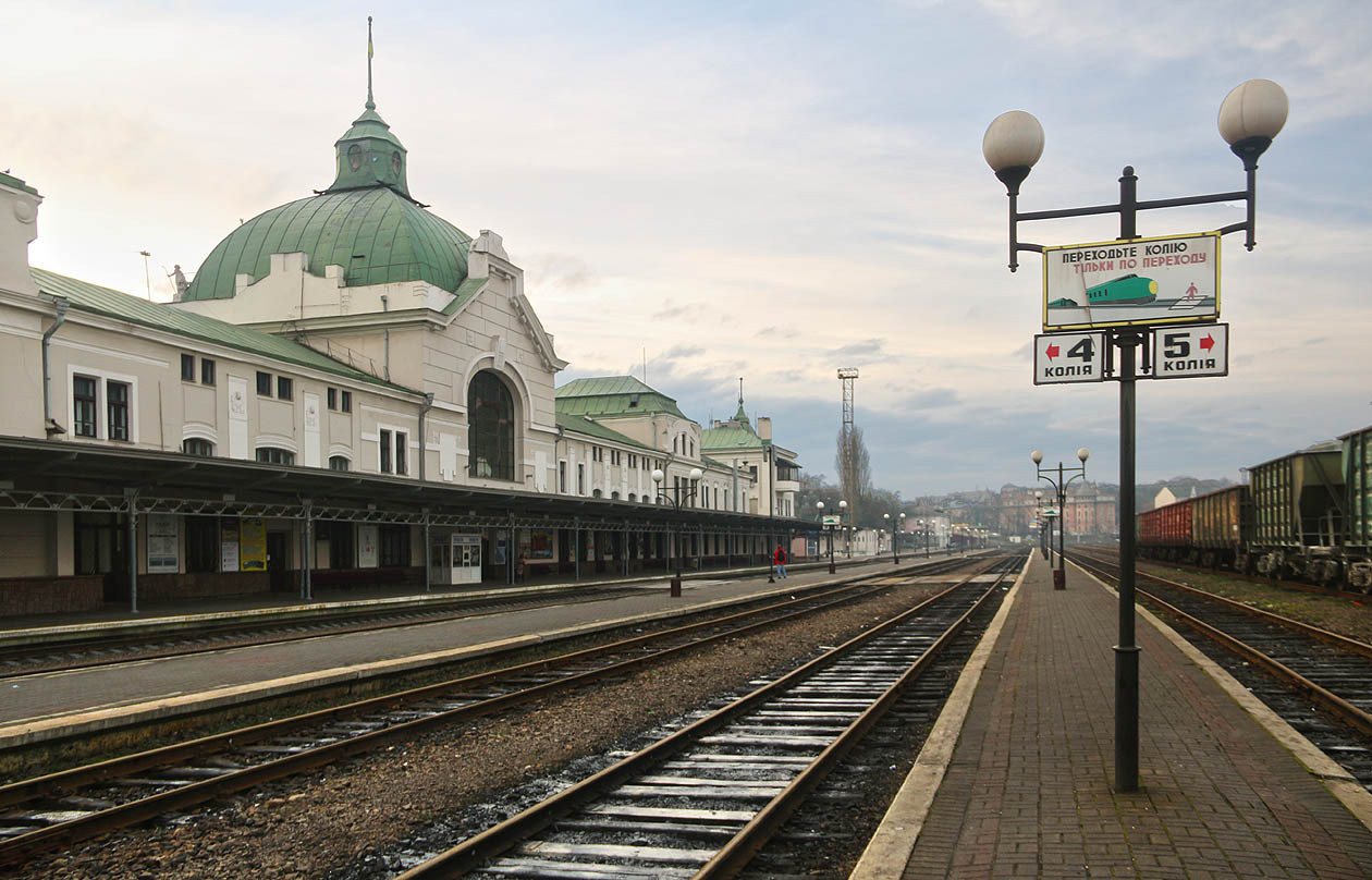 Nádraží má 3 nástupiště s 5 kolejemi pro osobní vlaky.
