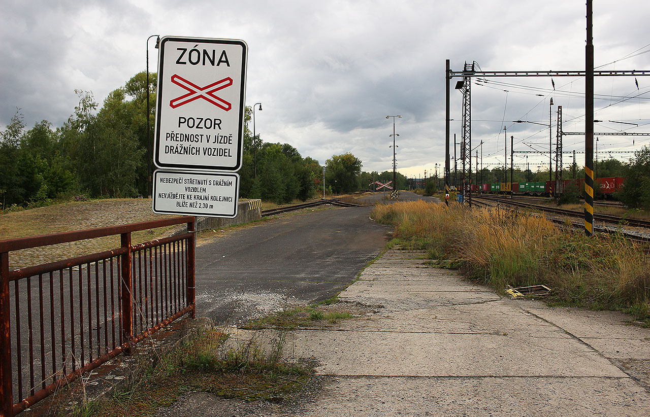 Občas se tu odehrává nakládka a vykládka - stanice je dokonce vybavena čelní rampou. Ta by se mohla hodit, kdyby odsud chtěl někdo vypravit třeba vojenský transport nebo autovlak do Tater.