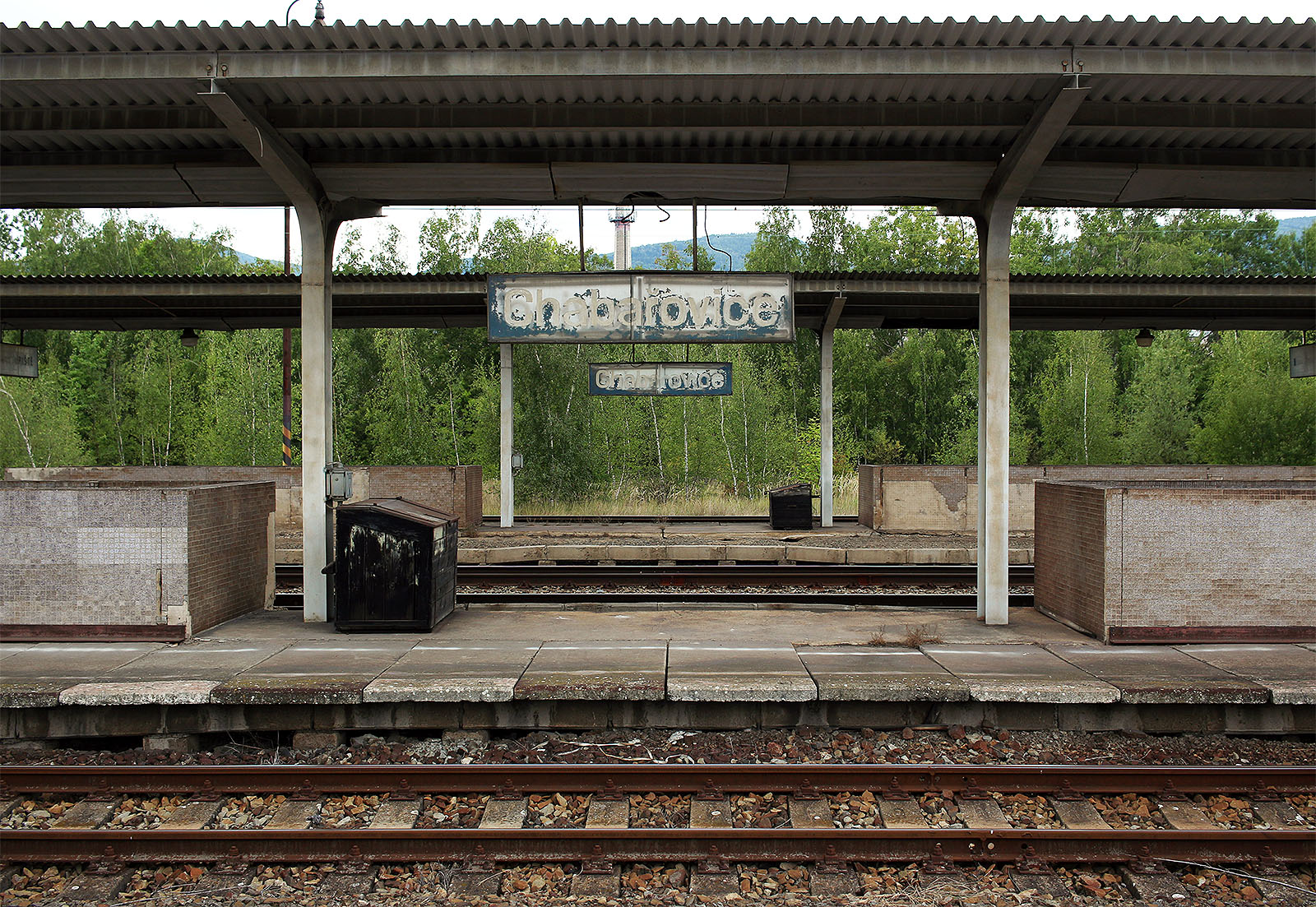 Průhled z 1. nástupiště u koleje 5a přes 2. nástupiště mezi kolejemi 3 a 1 na třetí nástupiště mezi kolejemi 2 a 6.