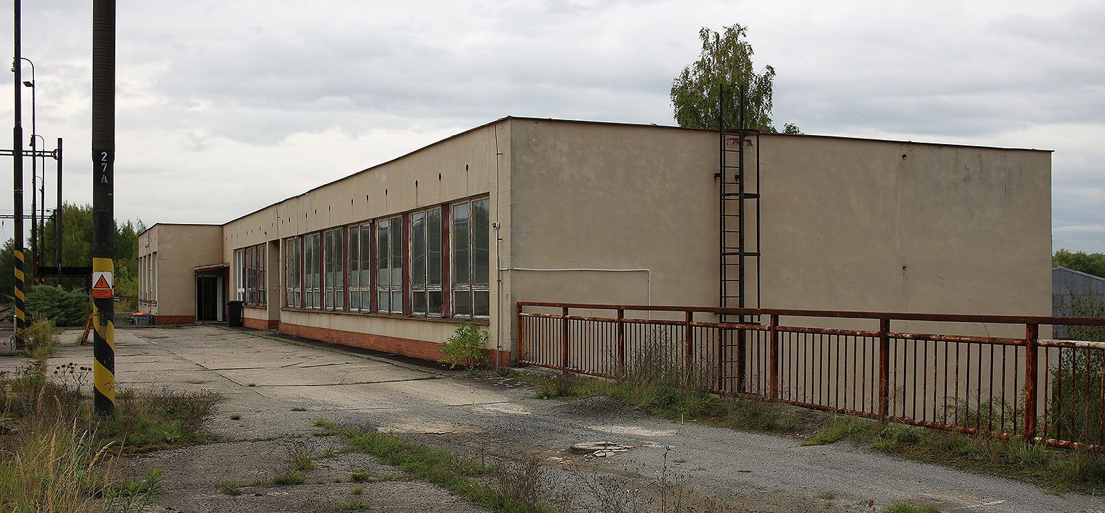 Výpravní budova z roku 1982 je vysoce utilitární. Mnoho krásy nepobrala shora…