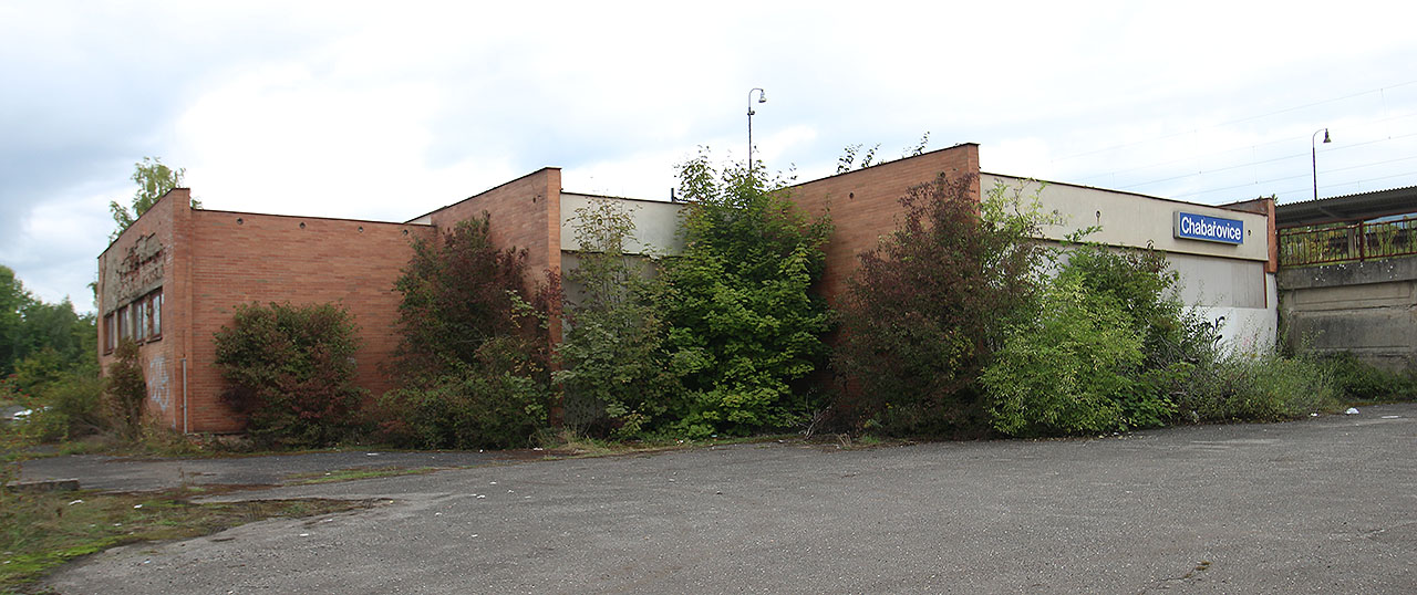 …ani zespodu ze strany Průmyslové ulice (v Chabařovicích je i Nádražní ulice, ale na opačné straně města, tam, kde stálo historicky první nádraží).