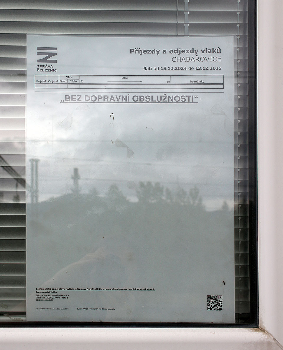 I v roce 2025 je na stanici pečlivě vyvěšen aktuální jízdní řád. Jen je jaksi kafkovsky prázdný.