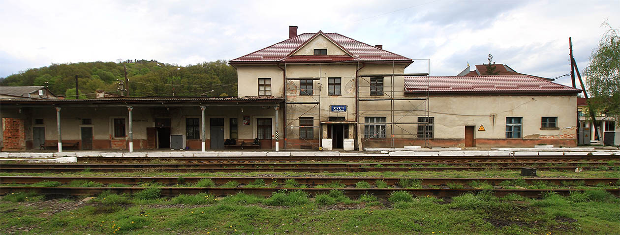 Výpravní budova železniční stanice Хуст prochází v roce 2017 rekonstrukcí.
