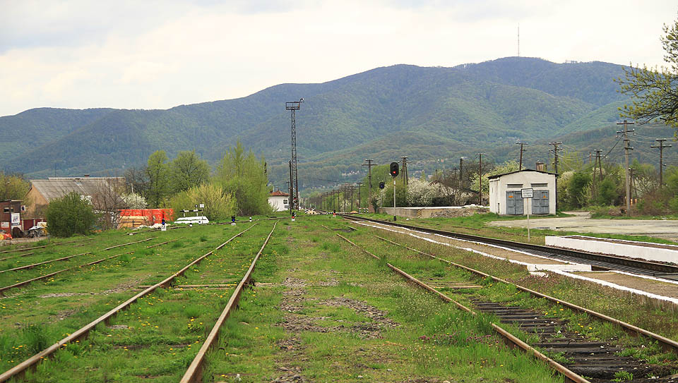 Pohled na západ, směrem k železniční zastávce з.п. Хуст.