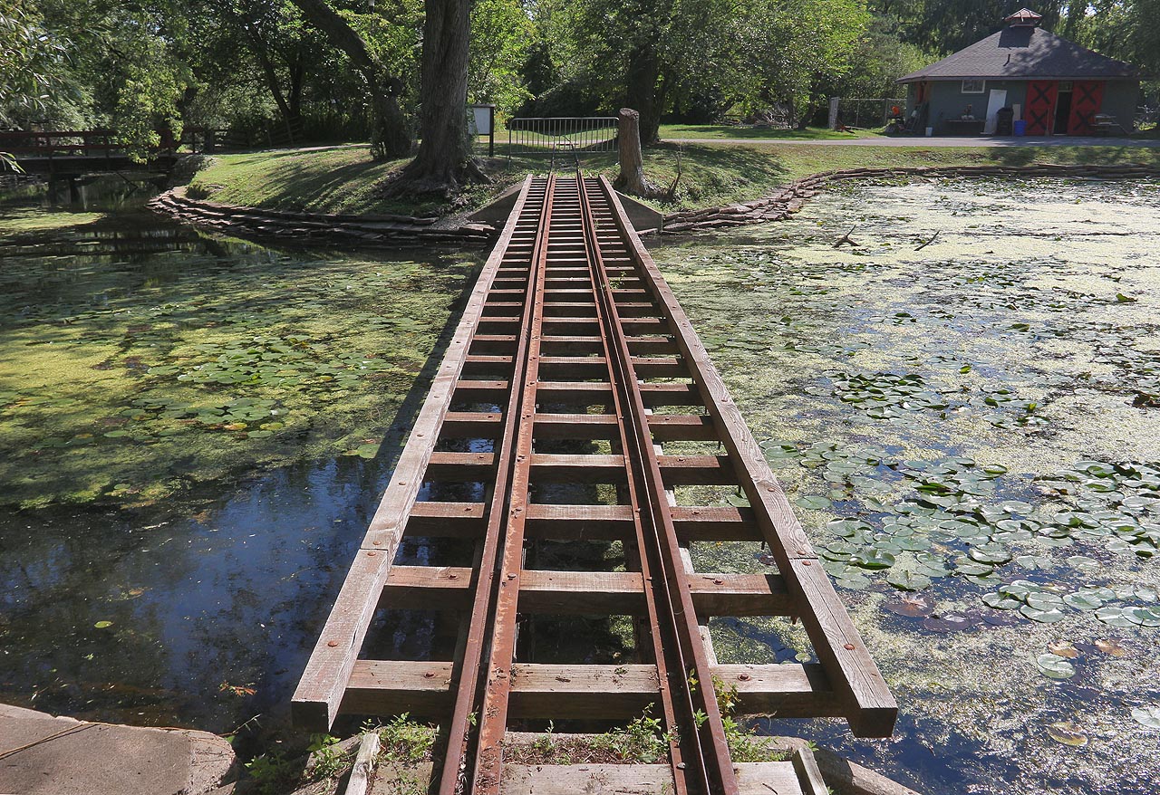 Ani jeden z mostů není uzpůsoben pro pěší přcházení. V případě střetu s vlakem jedoucím závratnou rychlostí 6 km/h totiž hrozí pád do rybníka Duck Pond plného leknínů a kačen.