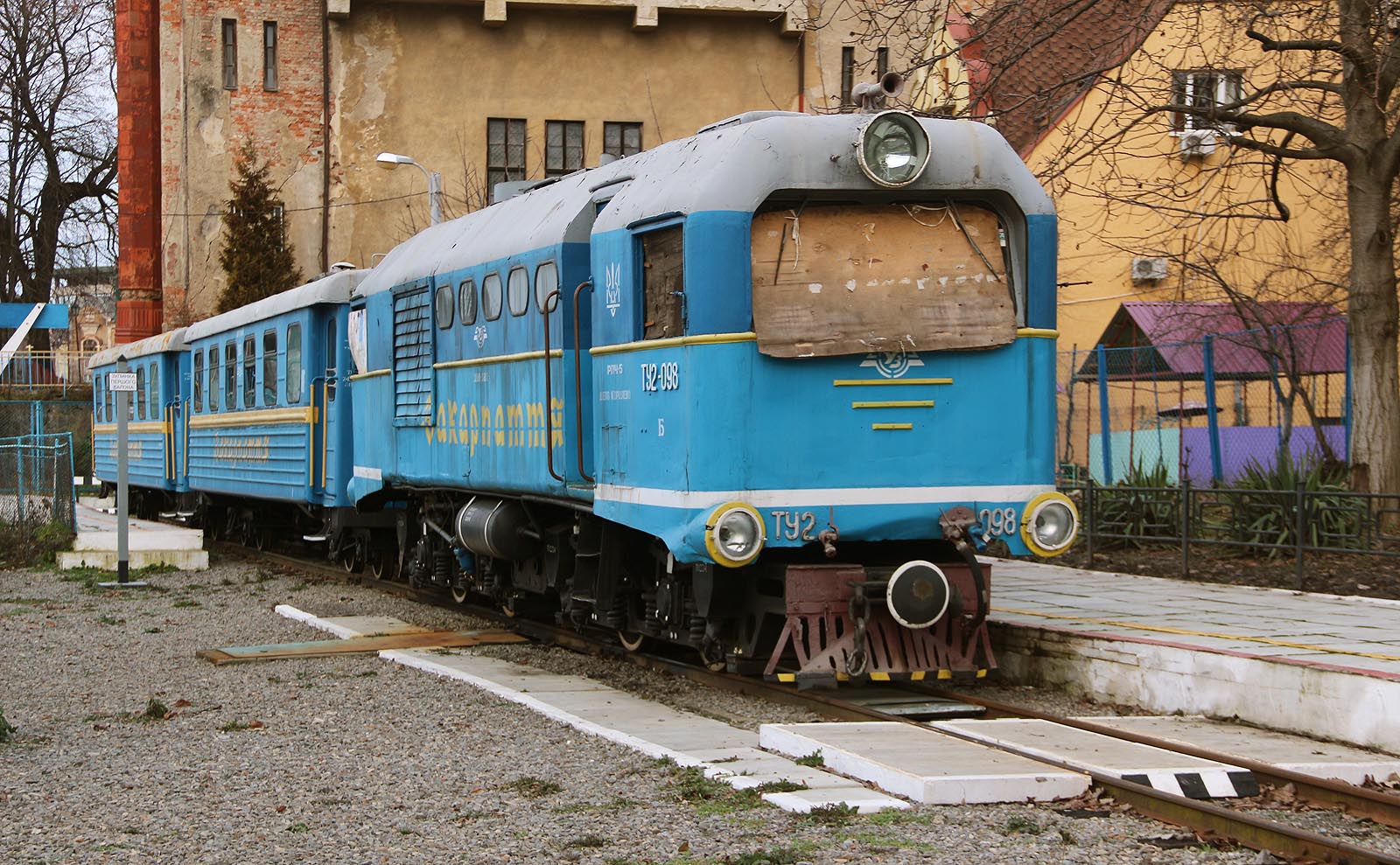 Lokomotiva TU2-098 byla vyrobena v roce 1957 a do roku 1971 byla provozvána v estonském Tallinu. Posléze přešla na <a href="/Tema/Boržavská úzkokolejka">Boržavskou úzkokolejku</a>, odkud byla v červnu 2016převezena do Užhorodu náhradou za neprovozní stroj TU2-018.