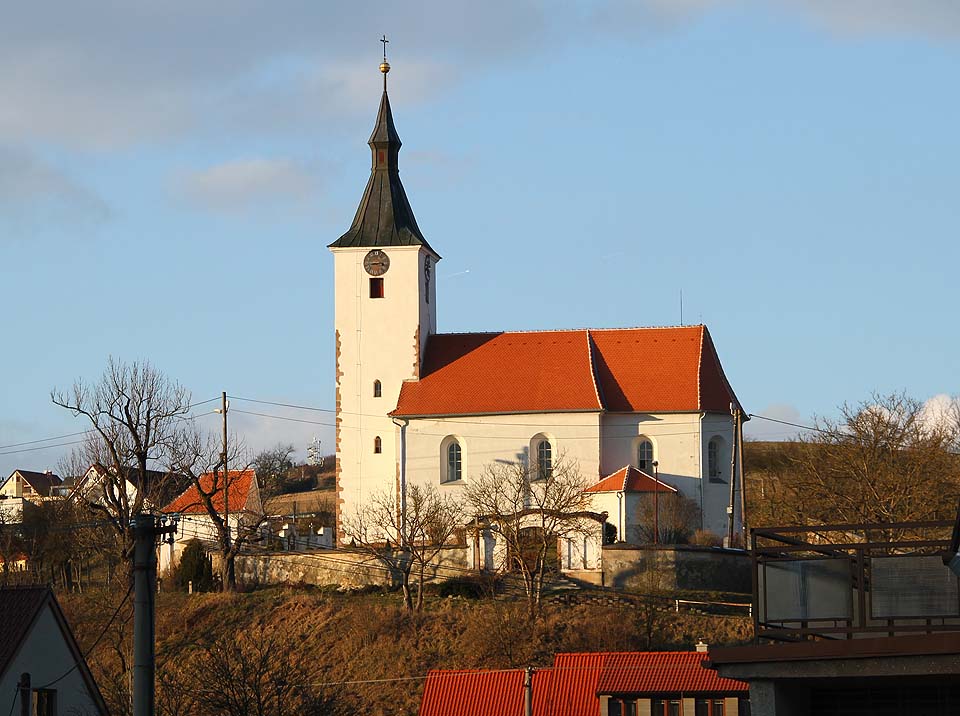 Na vyvýšeném místě v Dolních Loučkách stojí kostel svatého Martina.
