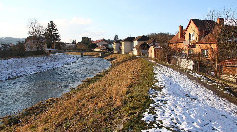 Dolními Loučkami protéká řeka Loučka.