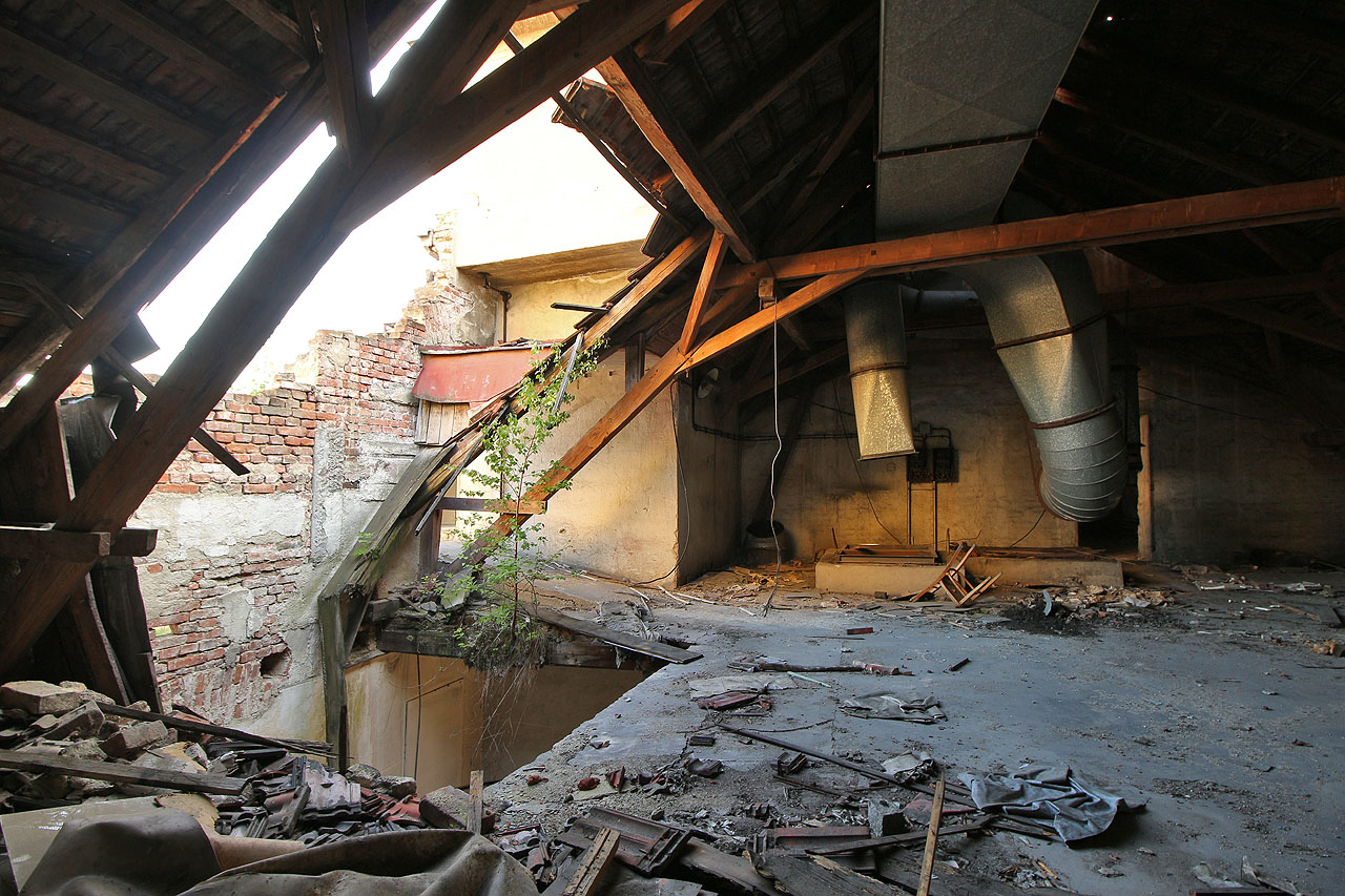Otvor se stalnepřímým důsledkem demolice dvorního traktu v roce 2009. Střecha byla zřejmě od té doby narušena v místě, kde k ní původně přiléhala dvoupodlažní tovární hala.