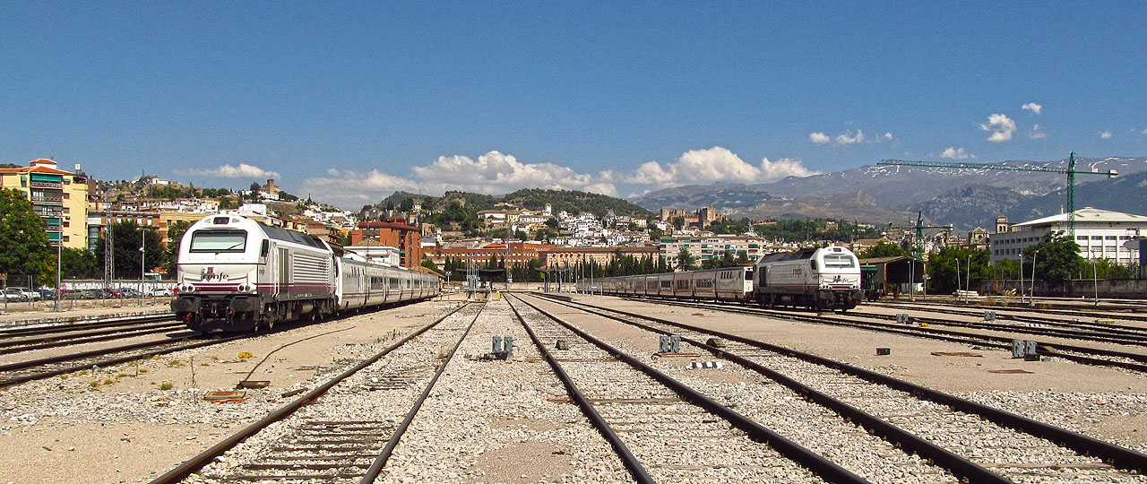 Lokomotivy řady 334 společnosti Renfe jsou připraveny k odjezdu se soupravami vlaků Talgo ve stanici Granada 27. června 2014.