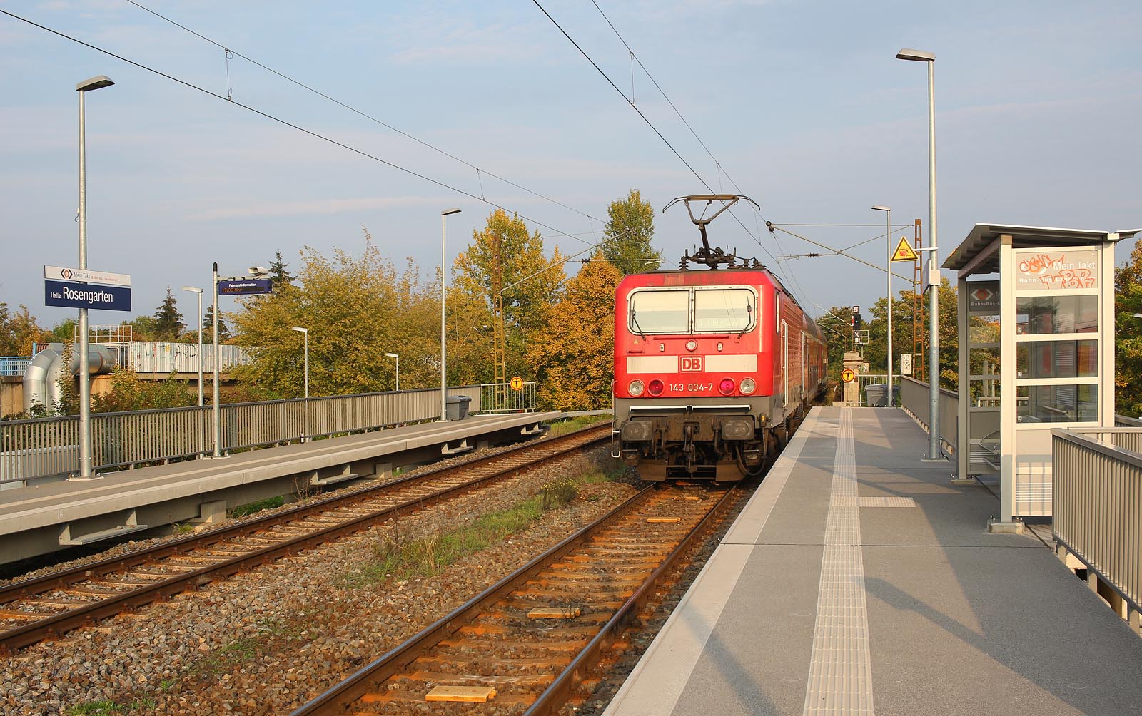 Zastávka leží na hustě provozovaném úseku trati, který sdílí nákladní, osobní dálková i příměstská doprava v režimu S Bahn. Na snímku je vidět vjezdové návěstidlo do stanice Halle (Saale) Hbf.