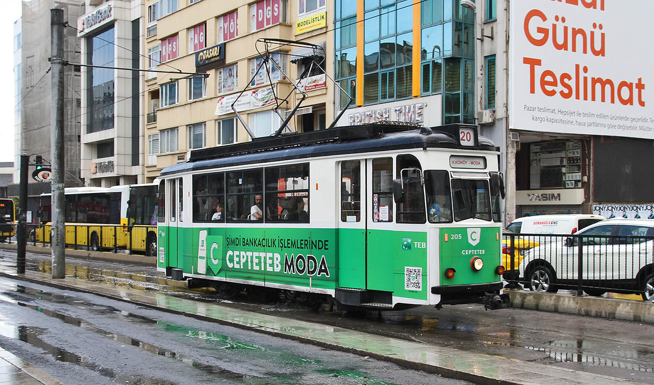 Tradičně zelený vůz asijské historické tramvaje čeká na odjezd v zastávce Çarşı na konci léta roku 2025.