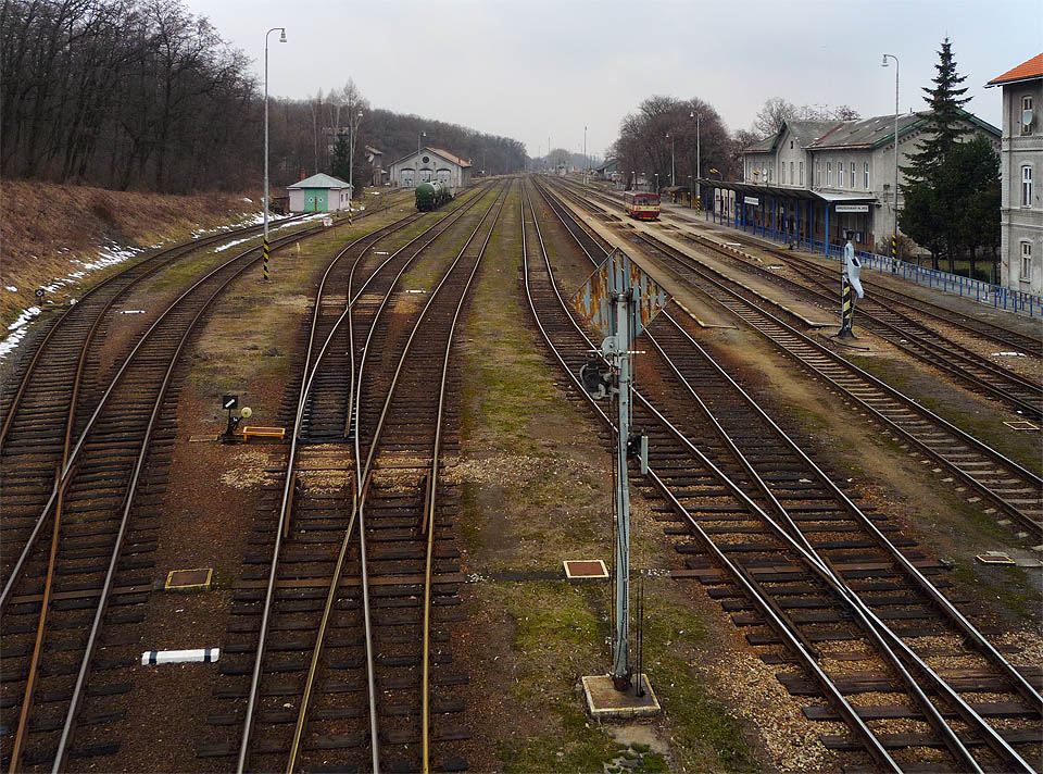 Celkový pohled na kolejiště stanice Hrušovany nad Jevišovkou z lávky nad východním zhlavím. Celkový pohled na kolejiště stanice Hrušovany nad Jevišovkou z lávky nad východním zhlavím.