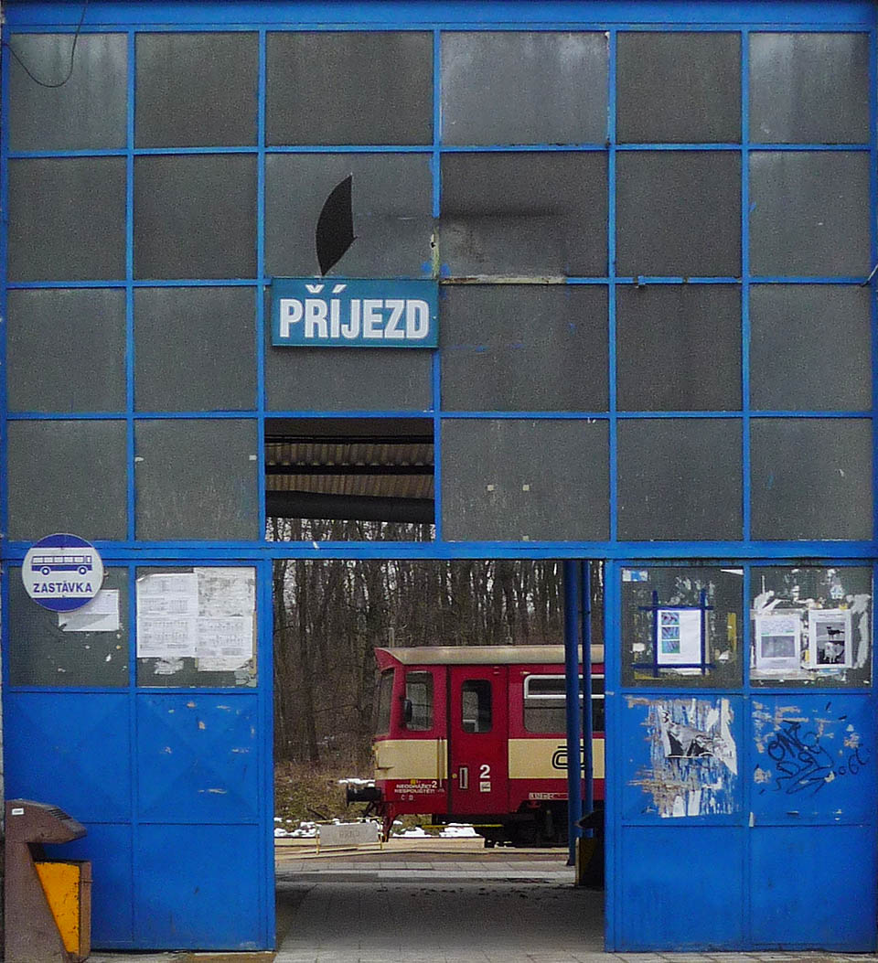 Jeden z posledních vlaků před zrušením trati do <a href=/Tema/Hevl%C3%ADn%20%28%C5%BEst%29>Hevlína</a> číhá za bočním vchodem na 1. nástupiště hrušovanské stanice. Jeden z posledních vlaků před zrušením trati do <a href=/Tema/Hevl%C3%ADn%20%28%C5%BEst%29>Hevlína</a> číhá za bočním vchodem na 1. nástupiště hrušovanské stanice.