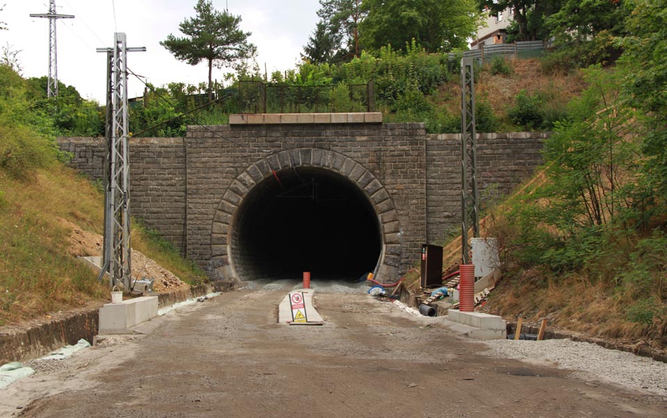 V roce 2015 se SŽDC pustila do rekonstrukce čtyř brněnských tunelů na <a href="/Tema/Nová Tišnovka">Nové Tišnovce</a>. V rámci výluky byl po několik týdnů přístupný i Husovický tunel.