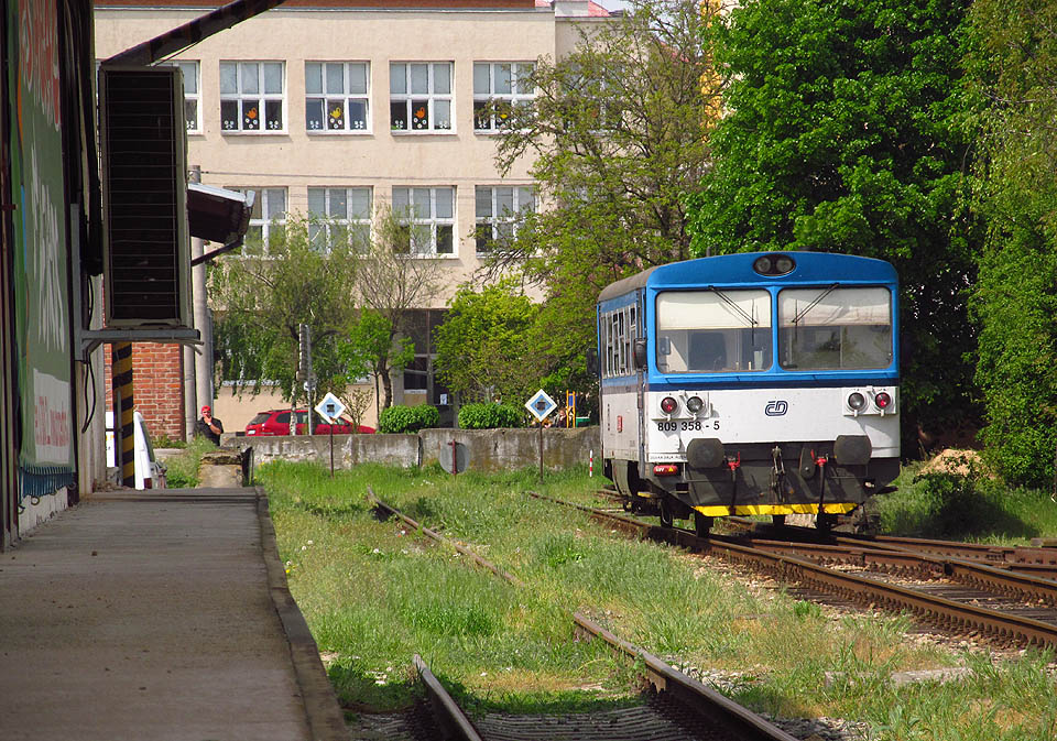 Obě kusé staniční koleje (č. 1 a 2) končí přímo naproti škole, ze které mají žáci dokonalý přehled o dopravní situaci ve stanici.