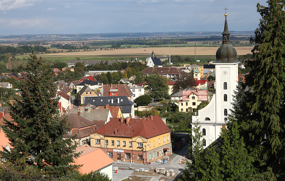 Pohled na město Javorník z terasy zámku Jánský Vrch. V popředí vpravo kostel Nejsvětější trojice a v pozadí uprostřed kaple svatého Kříže. Zcela vzadu nekonečné polské roviny.