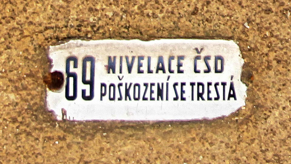Stejně jako ostatní stanice v oblasti, je ji budova v Jedlové opatřena nivelační značkou ČSD.