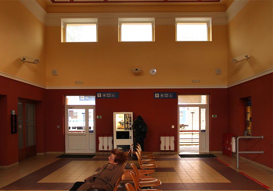 Pohled do vestibulu stanice Jeseník po rekonstrukci proběhnuvší v letech 2007-2009.