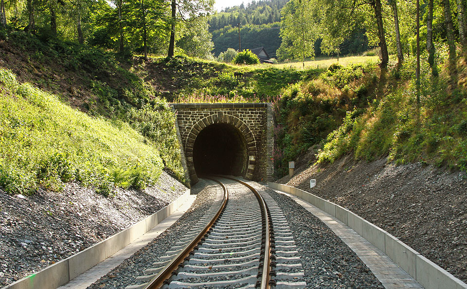 Pohled na severní portál Ještědského tunelu v hlubokém zářezu nedaleko slavného viaduktu nad Novinou.