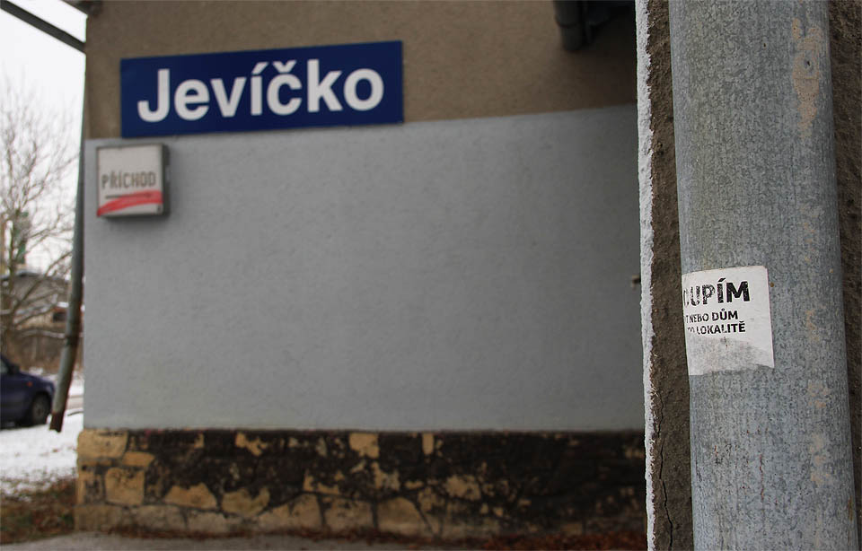 Ani v případě opuštění stanice provozovatelem dráhy zjevně nepřijde vniveč. Zájemci už oblepují okapy svými inzeráty. Ani v případě opuštění stanice provozovatelem dráhy zjevně nepřijde vniveč. Zájemci už oblepují okapy svými inzeráty.