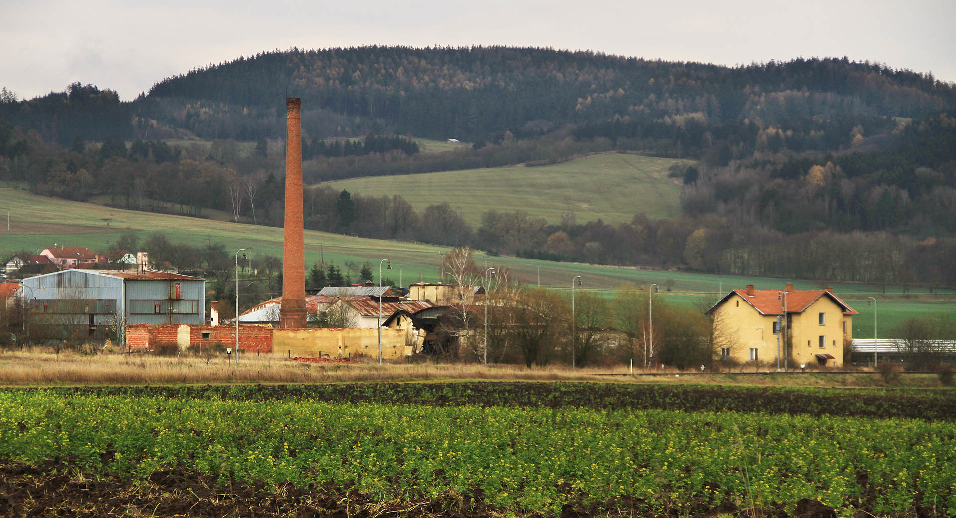 Celkový pohled na původní parní pilu barona Königswartera a později Jihomoravské dřevařské závody v Šebetově od železniční stanice Šebetov.