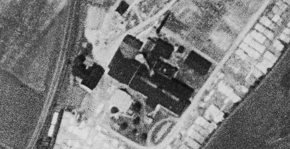 Na leteckém snímku z roku 1956 jsou zachycené haly dřevařských závodů po poslední velké rekonstrukci továrny.