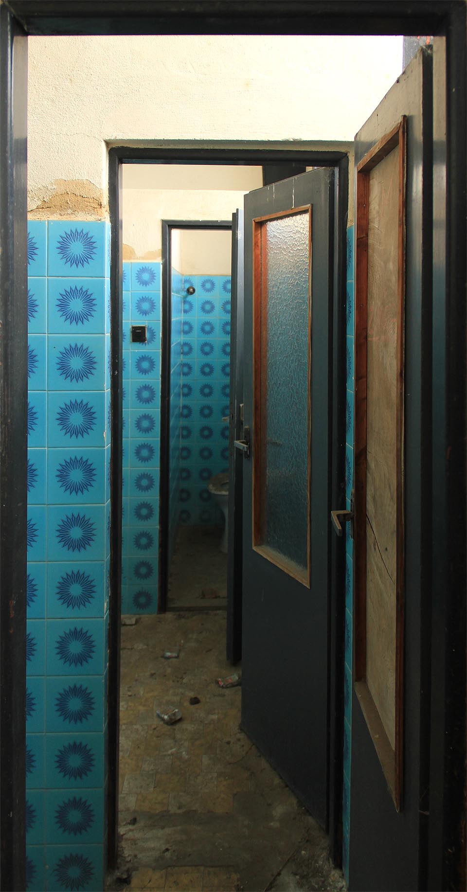 Nedostatek modré barvy je v budově řešen intenzivní září azurových kachliček na toaletách.
