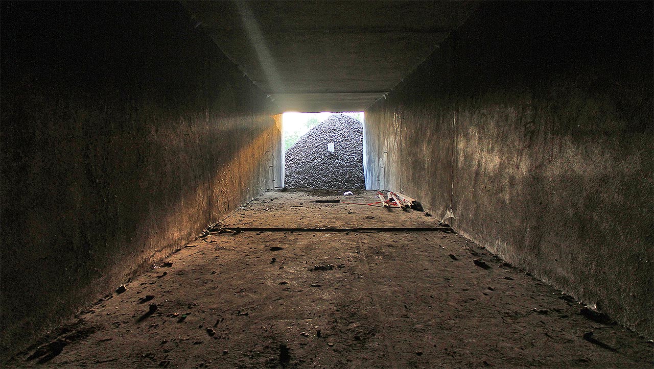 Pohled zpět k západnímu portálu podchodu.