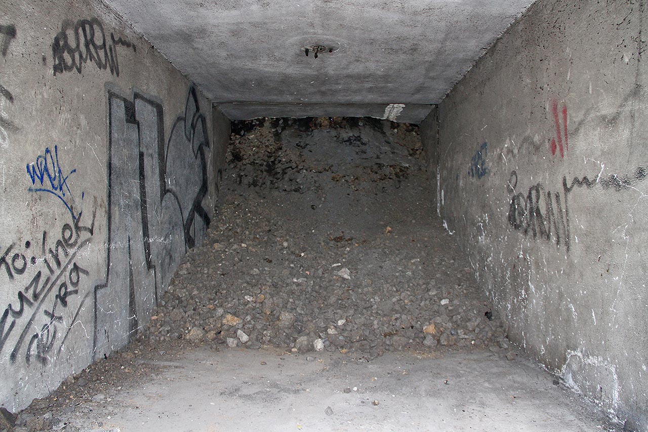 Zasypané východní schodiště a místo, kde se nacházel výstup do kolejiště.