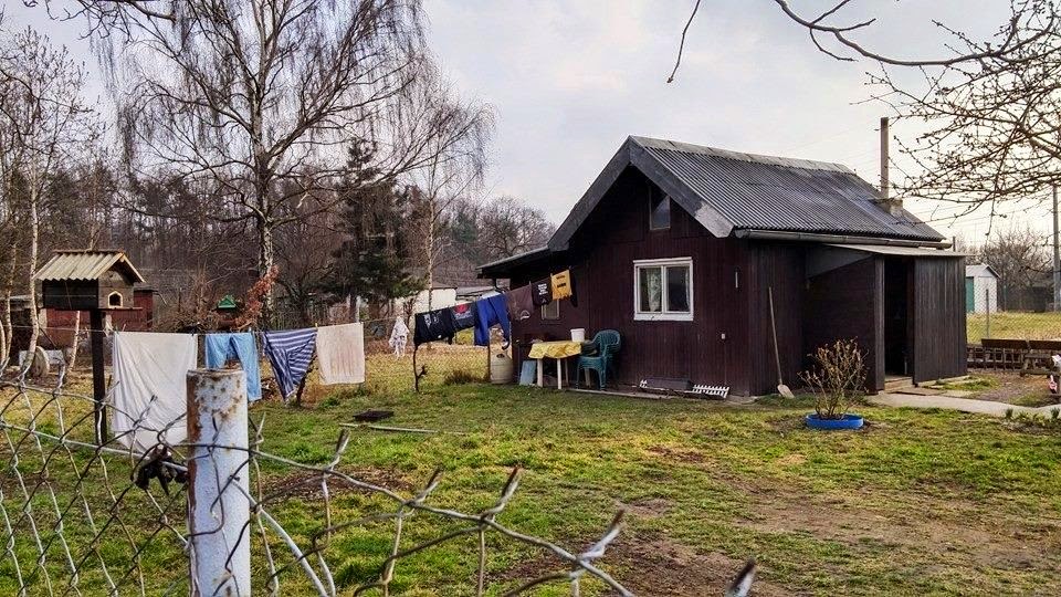Některé domky jsou na pomezí mezi ostravskými hornickými pětiletkami a trampskými sruby v divočině. Foto: Adéla Ogino.