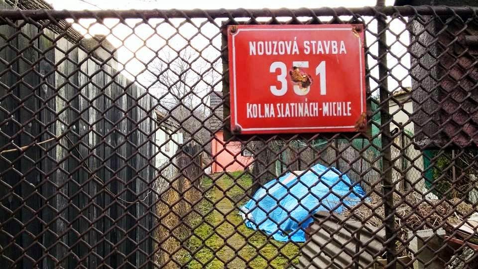 Za jednokolejnou železniční spojkou z roku 1998 se rozkládá kolonie Na Slatinách. Foto: Adéla Ogino.